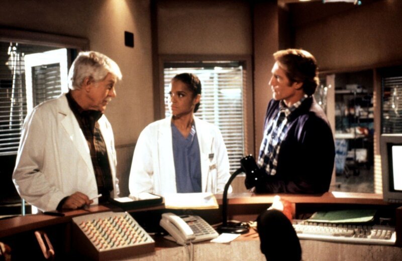 Mark (Dick Van Dyke, l.), Jesse (Charlie Schlatter, M.) und Steve (Barry Van Dyke, r.) überlegen, welcher Insasse des verunglückten Busses als Mörder von Fred Talisker in Frage kommt. – Bild: ProSieben Media AG
