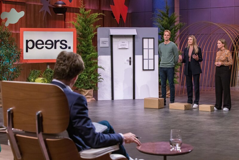 Philippe Driessen, Julia Maria Rüttgers (M.) und Sophie Schürmann präsentieren mit peers. Psychosoziale Unterstützung in online Gruppenkursen. Sie erhoffen sich ein Investment von 400.000 Euro für 10 Prozent der Firmenanteile. – Bild: RTL /​ Bernd-Michael Maurer /​ Folge 137