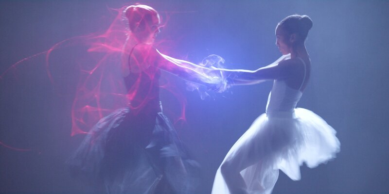 Cece (Hailey Romain, r.) entzieht Jade (Georgia Pemberton, l.) während einer Tanzvorführung die Mystic-Kräfte. Sie muss herausfinden, warum Jade sie heimlich mit ihrem magischen Taschenspiegel beobachtet. – Bild: Cottonwood Media – ZDF