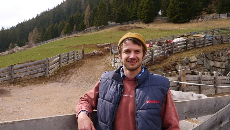 Benjamin Kral auf dem Hof seiner Familie auf ca. 1.500 Metern – Bild: ServusTV /​ Südkino