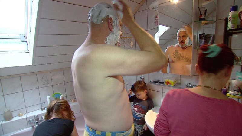 In ihrem Eigenheim steht der sechsköpfigen Patchwork-Familie von Michael (li.) und Melanie (re.) nur ein Bad zur Verfügung. Gleich neben dem Elternschlafzimmer will Michael ein Luxus-Bad nur für sich und seine Frau errichten. – Bild: RTL II