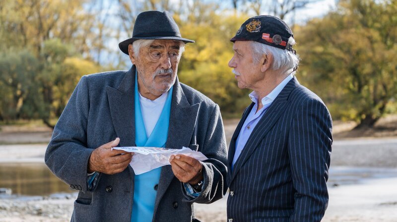 Boxer (Mario Adorf, l) und Wallberg (Tilo Prückner, r) wollen endlich Kathrin wiedersehen. – Bild: WDR/​Roland-Guido Marx