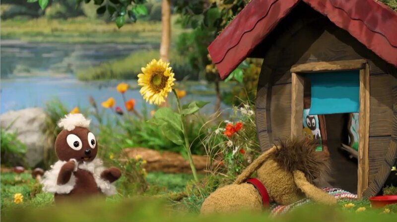 Pitti will mit Moppi Fangen spielen, doch der will lieber seinen Mittagsschlaf machen. – Bild: rbb/​Trikk17