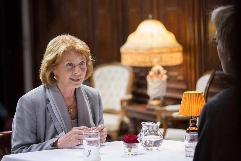 Maria Koppel (Senta Berger), Ex-Unternehmerin, kinderlos, geschieden, kennt bessere Zeiten. Die Rolle der erfolgreichen, glücklichen Frau spielt und lügt sie sich und anderen allerdings immer noch vor. Deshalb weiß sie eigentlich auch nicht, warum sie am Speed Dating teilnimmt. Die Erkenntnis, einsam zu sein und die richtigen Zeitpunkte für erfüllte Beziehungen verpasst zu haben, kann sie sich noch nicht eingestehen. – Bild: WDR/​Georges Pauly