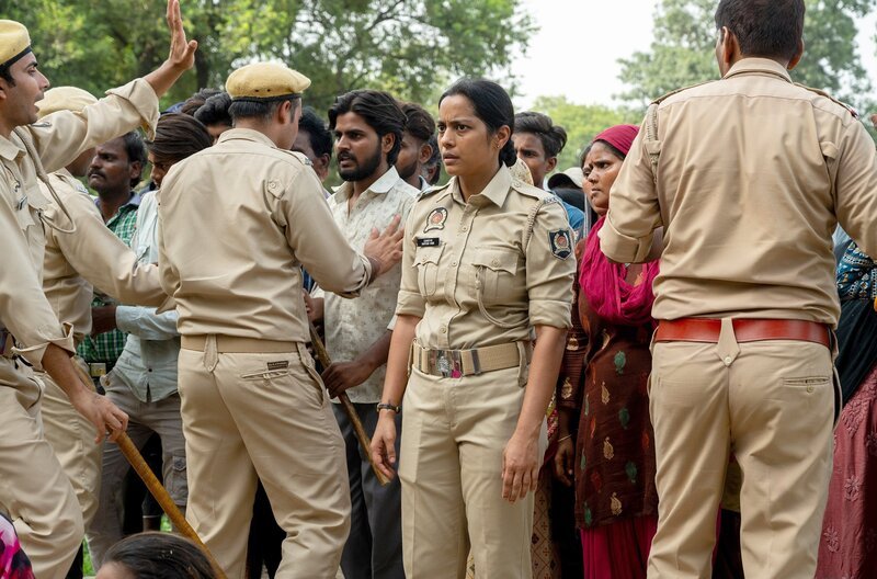 Nachdem eine Teenagerin aus einer unteren Kaste vergewaltigt und ermordet aufgefunden wird, gerät die Polizistin Santosh (Shahana Goswami, Mi.) im ländlichen Nordindien in einen Strudel der Gewalt. – Bild: Razor Film/​Taha Ahmad