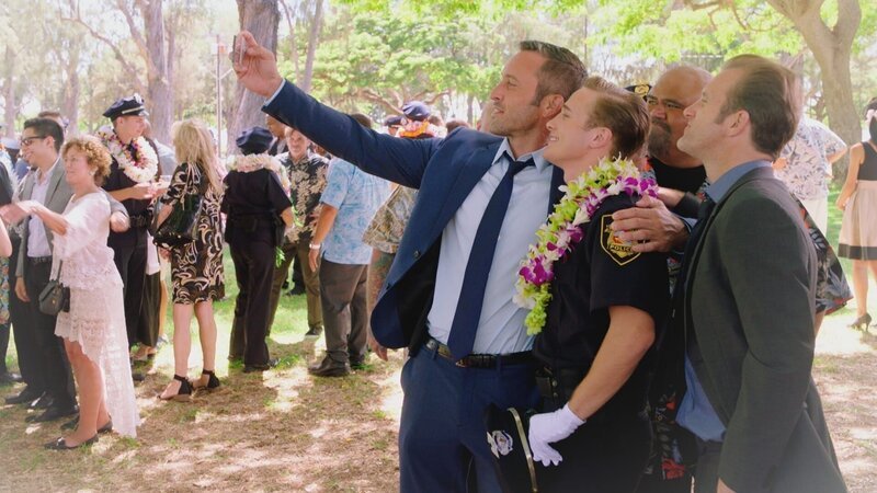 Während er um sein Leben kämpft, blickt Danny (Scott Caan) in die Zukunft: McGarret (Alex O’Loughlin) und Kamekona (Taylor Wily) feiern mit ihm Charlies (Joey Defore) Abschluss an der Polizeiakademie. – Bild: CBS Broadcasting Inc.
