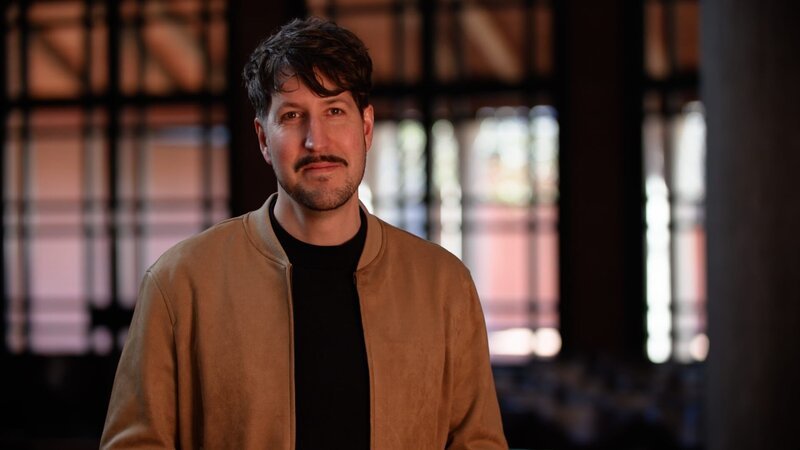 Alexander Brandl ist Pfarrer und Theologisch-Pädagogischer Vorstand im Kloster Schwanberg. Er weiß, dass das Verlassen des Alltags für eine Auszeit im Kloster auch herausfordernd sein kann. – Bild: ZDF