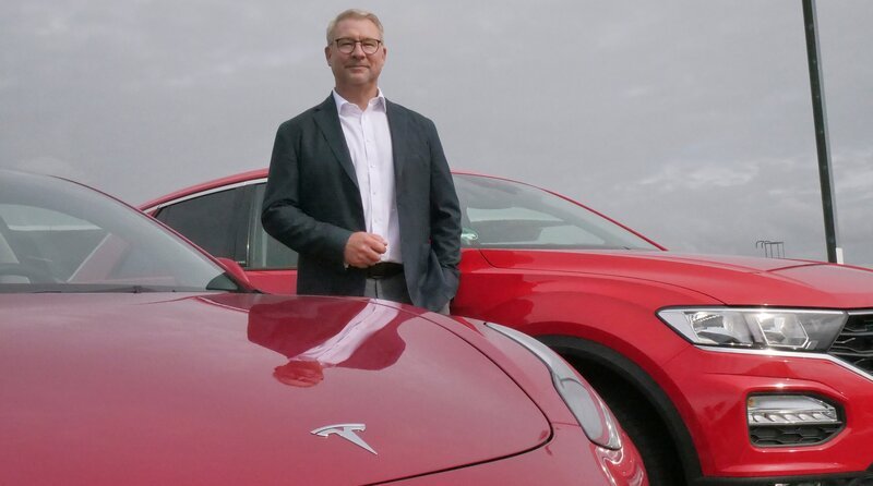Matthias Spott vor einem Treffen bei Space X mit Elon Musk und Gwynne Shotwell. – Bild: HR/​Katrin Wegner