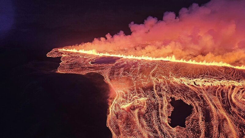 REYKJANES, ISLAND  22. AUGUST: Luftaufnahme des Vulkanausbruchs auf der Reykjanes-Halbinsel in Island, der seit Dezember 2023 bereits der sechste ist, wobei Lava austritt – Bild: @RTL
