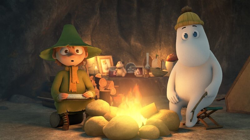 Snufkin (l.) und Mumintroll (r.) genießen am Feuer ihren Abend in den einsamen Bergen. – Bild: Moomin Characters™ /​ Gutsy Animations