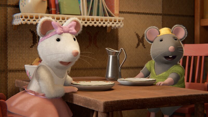 Ella (l.) und Tonio (r.) warten ungeduldig auf das Essen, das ihnen von Sam und Julia versprochen wurde. Die Mäusekinder spielen heute Restaurant. – Bild: Cielo Films – Caribara /​ ZDF