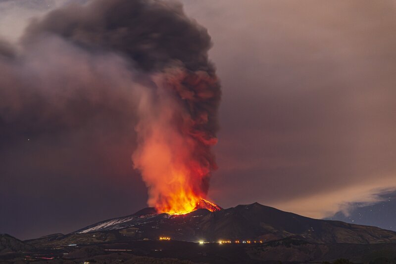 Ausbruch des Ätna-Vulkans in Catania, Italien, am 10. Februar 2022. – Bild: Getty Images /​ Anadolu /​ Salvatore Allegra /​ Anadolu Agency