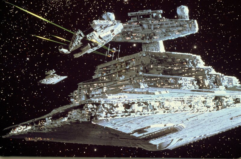 Han Solos Schiff „Millenium Falcon“ versucht einem imperialen Sternenkreuzer zu entkommen – Bild: Disney+