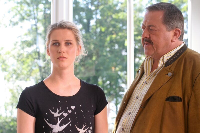 Kommissar Hofer (Joseph Hannesschläger, r.) ahnt, dass Simone von Ried (Katrin Röver, l.) nur die halbe Wahrheit sagt. – Bild: ORF 2