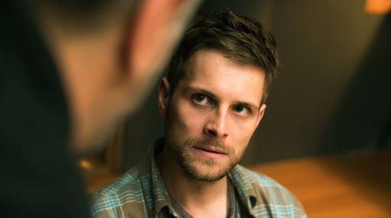 Karl Lechner (Philip Birnstiel) muss aussagen. – Bild: ORF/​ARD Degeto/​UFA Fiction/​Roland Suso Richter