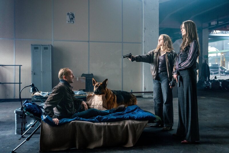 (v.li.): Chefinspektor Max Steiner (Maximilian Brückner), Niki (Nicola-Rabea Langrzik), Mila (Laura Berlin). – Bild: MR Film /​ ORF /​ Petro Domenigg