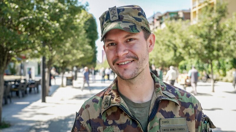 Tobias Eisert unterwegs in Pristina. – Bild: SRF