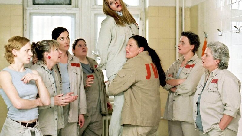 Von Uschi (Barbara Freier, re.) angeführt, wollen die Frauen (v.li. Aline Staskowiak, Christiane Reiff, Claudia Kühn, Livia S. Reinhard; 2.v.re. Sigrid M. Schnückel) Natascha (Susann Uplegger, oben) lynchen. Doch als Walter (Katy Karrenbauer, 3.v.re.) dazu kommt, greift sie ein und rettet Natascha … – Bild: Foto: MG RTL D /​ Richard Hübner