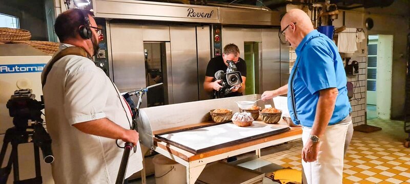 Rupert Labschütz in seiner Backstube und Filmteam. – Bild: ORF/​pre tv/​Weina Zhao