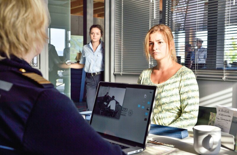 Nele Fehrenbach (Floriane Daniel, l.) vernimmt Anne Ferch (Ines Lutz, r.) nach ihrer vereitelten Flucht. Julia Demmler (Wendy Güntensperger, M.) hat neue Informationen. – Bild: ORF/​Bavaria/​ARD/​SWR/​Patrick Pfeiffer