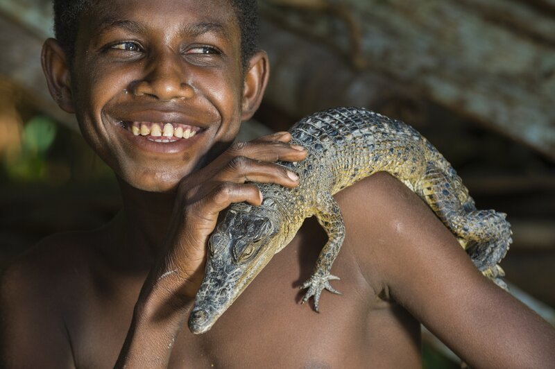 Um die Verwandlung vom Kind zum Mann durchlaufen zu können, muss ein Iatmul-Junge sich einer schmerzhaften Prozedur unterziehen. Auf seinem Rücken werden Schnitte angebracht, die wie Krokodilschuppen wirken. – Bild: ZDF und Marc Dozier