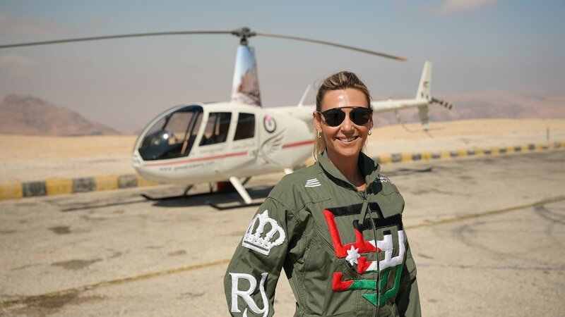 Alia Twal ist Erste Offizierin bei der Jordanischen Fluggesellschaft Royal Jordanian. Seit 2011 fliegt sie große Passagiermaschinen. – Bild: SRF/​Jörg Daiber