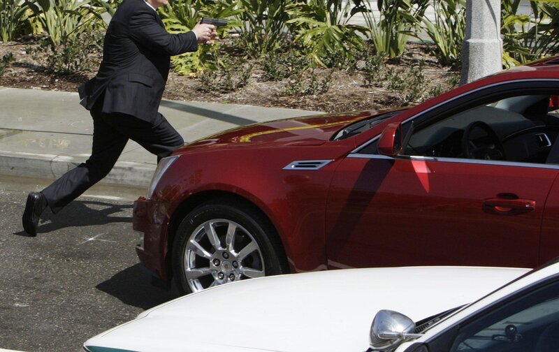 An einem Tatort wurde die neue Gerichtsmedizinerin des Teams erschossen. Horatio (David Caruso) versucht den Täter zu stellen … – Bild: Byline: Horatio, wo ist dein Sieg?