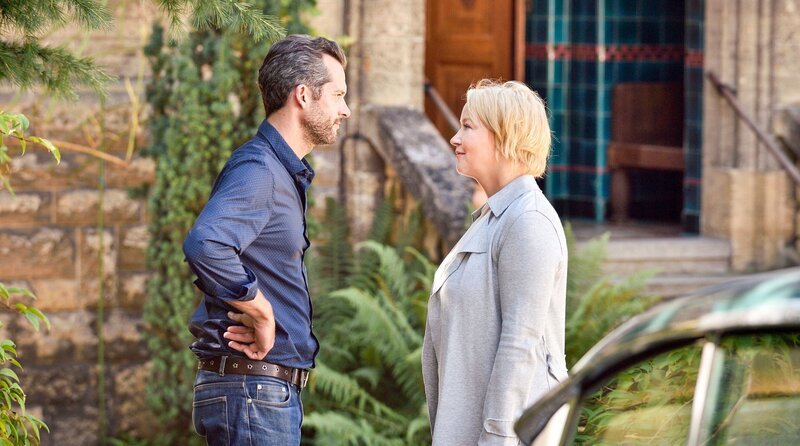 Nele Fehrenbach (Floriane Daniel, r.) hat die Nacht mit Hauptmann Aubry (Martin Rapold, l.) sehr genossen. – Bild: ORF/​Bavaria/​ARD/​SWR/​Patrick Pfeiffer