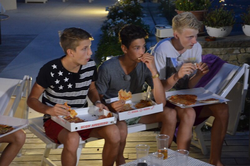 Robin (l.), Leroy (M.) und Luc (r.) entspannen mit Pizza am Pool. – Bild: ZDF und E+U TV Film- und Fernsehproduktion