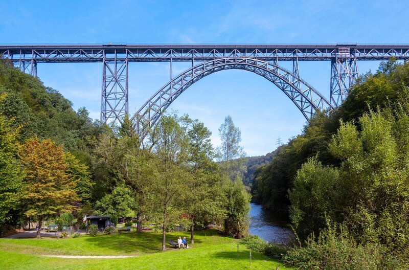 Eine Zeitreise durch eine Region, geprägt von herrlichen Landschaften und ganz viel Wasser. An wilden Ufern kann man frühindustrielle Spuren und Meisterleistungen der Ingenieurskunst bewundern. Die Müngstener Brücke ist ein herausragendes Sinnbild dafür. – Bild: WDR/​Rainer Hackenberg