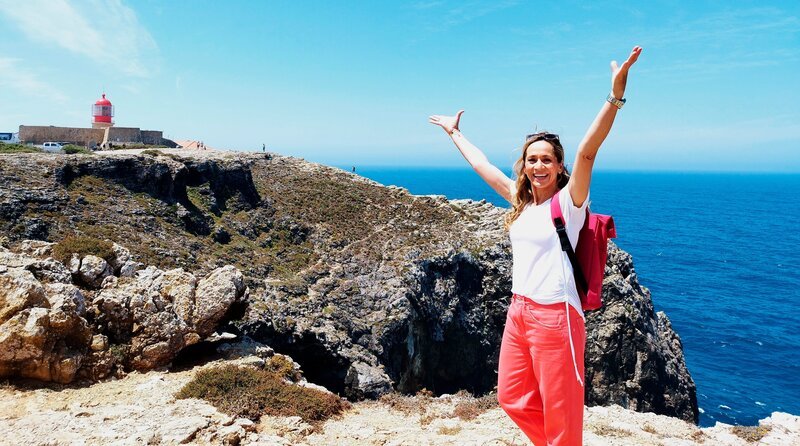 Moderatorin Tamina Kallert am Cabo São Vincente. – Bild: WDR/​Carolin Wagner