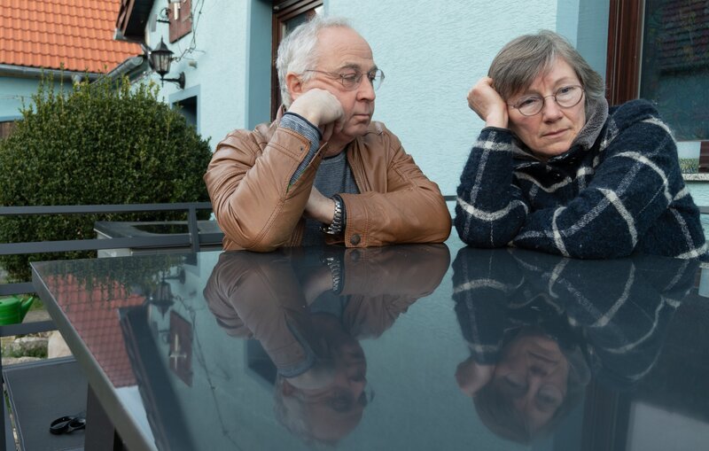 Jürn (62) und Sylvia (62) stecken in ständigen Konflikten; sie beschließen, eine Paartherapie zu beginnen, um ihre 15-jährige Ehe zu retten. – Bild: Nicolai Klawa /​ ZDF