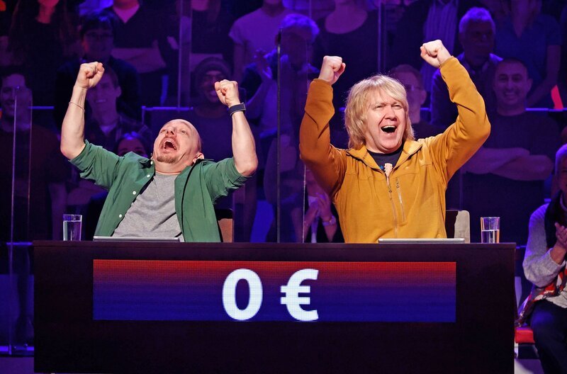 Rateteam-Kapitän Bernhard Hoëcker (l.) und der Musiker und Mitglied der Band ‚Die Prinzen‘, Tobias Künzel (r.) bilden ein Rateteam. – Bild: ARD/​Morris Mac Matzen