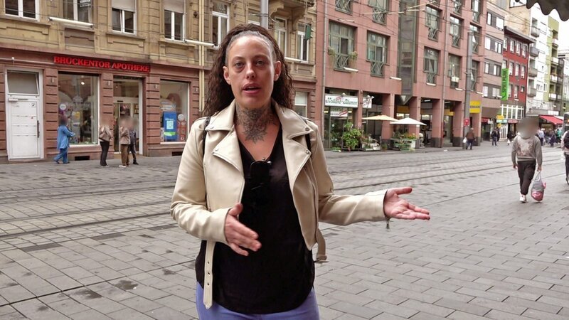 Janine muss für ihre Zwillinge Schulsachen besorgen – Bild: RTLZWEI