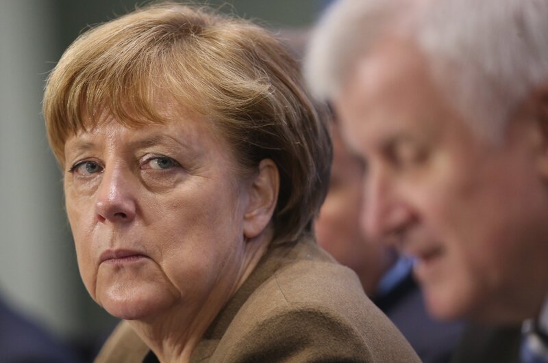 Angela Merkel stand als Kanzlerin oft in der Kritik – erwies sich jedoch meist als durchsetzungsfähig. – Bild: Sean Gallup /​ ZDF