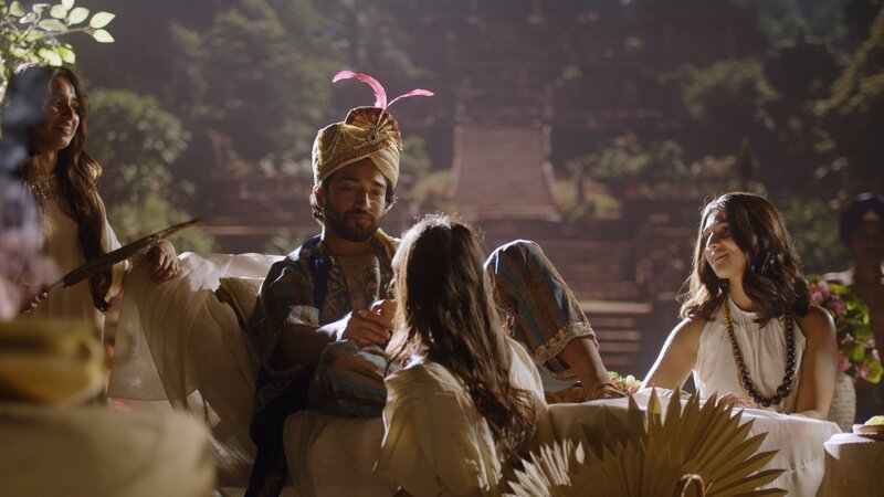 In one of his meticulously designed water gardens at his royal Sigiriya fortress, Kashyapa reclines on a lavishly adorned daybed. One of his servants kneels, offering the king a golden goblet filled with chilled wine. Another fans him gently, providing relief from the tropical heat. – Bild: Go Button Media