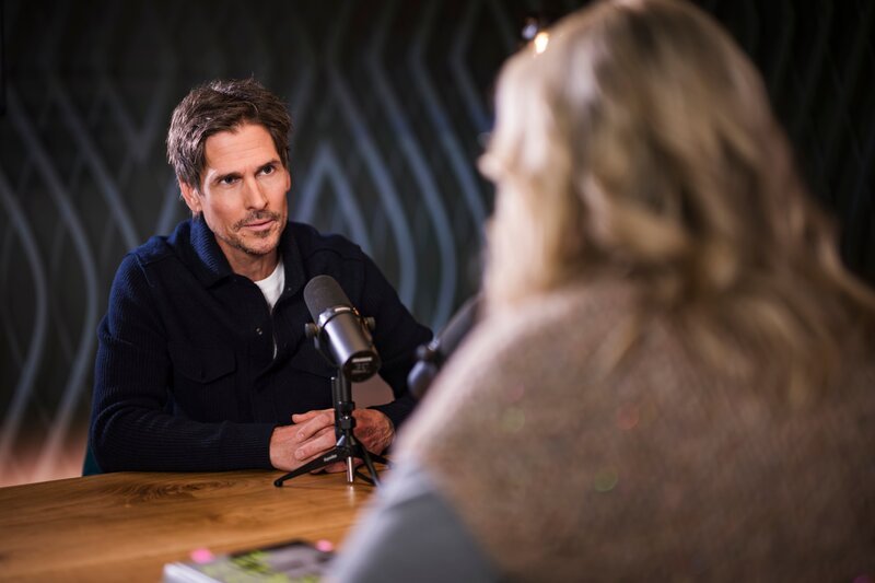 Monika Gruber und Felix Gottwald während ServusTVs „Die Gruaberin – Der Vodcast Season 2“ in Salzburg, Österreich. – Bild: Servus TV /​ Andreas Schaad