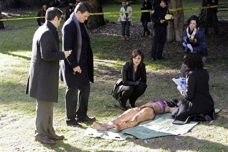 Kevin Ryan (Seamus Dever, l.), Richard Castle (Nathan Fillion, 2.v.l.), Kate Beckett (Stana Katic, M.) und Lanie Parish (Tamala Jones, r.) untersuchen die Leiche einer jungen Frau (Vanessa Motta, liegend), die auf einem Spielplatz gefunden wurde. – Bild: PLURIMEDIA (ABC /​ Incerican Broadcasting Companies, Inc.)