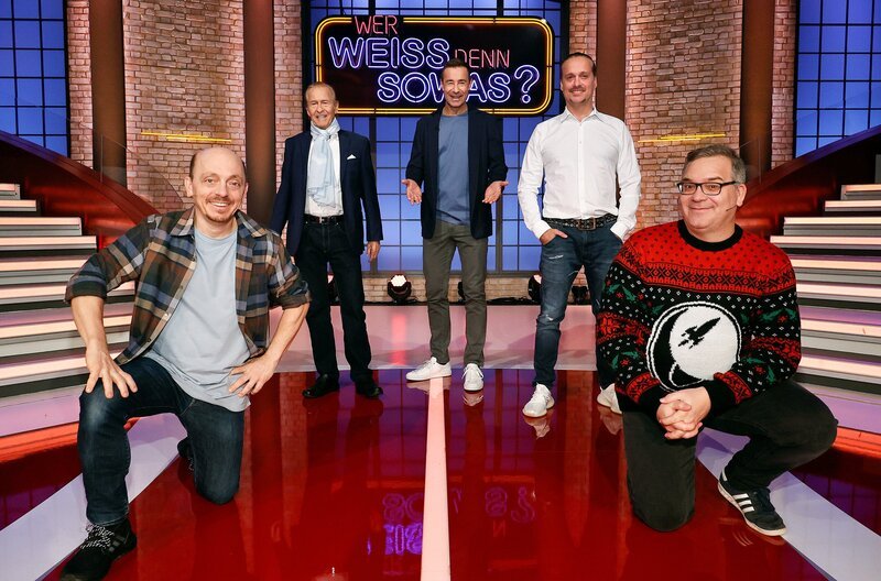 Moderator Kai Pflaume (M.) und seine Rateteam-Kapitäne Bernhard Hoëcker (l.) und Elton (r.) begrüßen in dieser Sendung den Sänger und Musikproduzent Michael Holm (2.v.l.) und den Komponisten und Musikproduzenten Alex Christensen (2.v.r.). – Bild: ARD/​Morris Mac Matzen