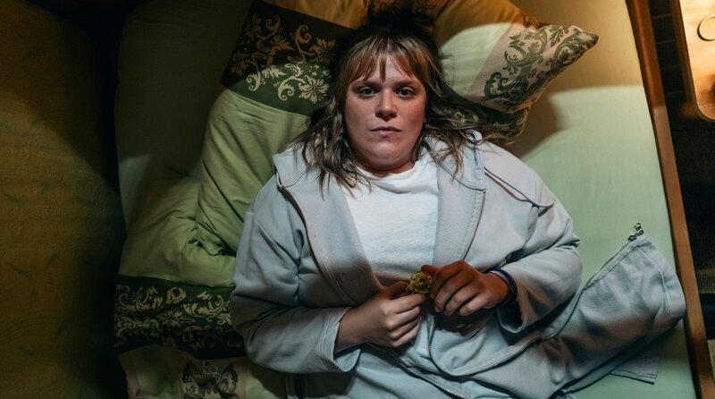 Hauptkommissarin Rosa Herzog (Stefanie Reinsperger) liegt wach in ihrem Bett im Dortmunder Frauenhaus. – Bild: WDR/​Martin Rottenkolber