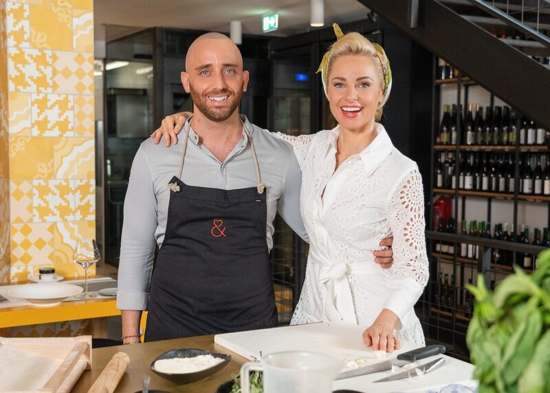 Giuseppe Avitabile, Silvia Schneider, („Spaghetti/Tagliolini Chitarra mit Pesto alla Genovese“ und „Moscardini in Guazzetto mit Polenta“). – Bild: ORF/​Silvia Schneider GmbH/​Daniel Scherrer