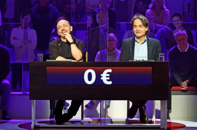 Rateteam-Kapitäne Bernhard Hoëcker und Giovanni di Lorenzo bilden ein Rateteam. – Bild: ARD/​Morris Mac Matzen