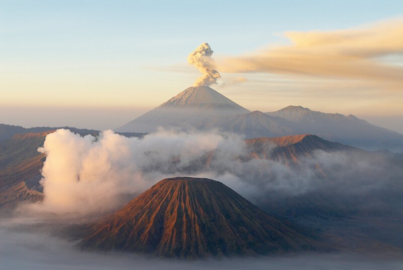 Indonesien, Insel Java: Erhöhte Ansicht der Vulkane Bromo und Semeru – Bild: RTL