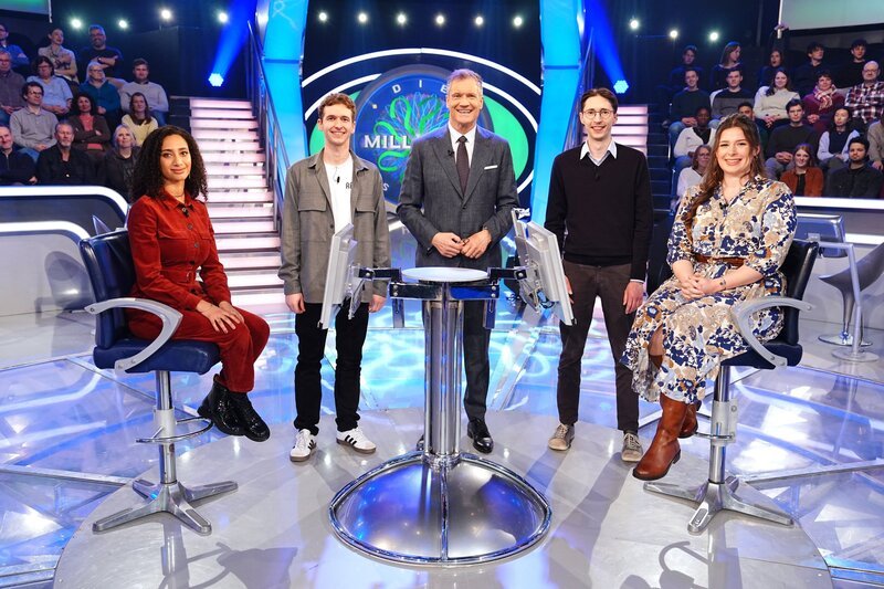 v.li.: Mariam Rashwan (Wien), Niklas Sutter (Fussach in Vorarlberg), Armin Assinger, Markus Klein (Wien), Leah Knas (Salzburg). – Bild: ORF /​ Stefan Gregorowius