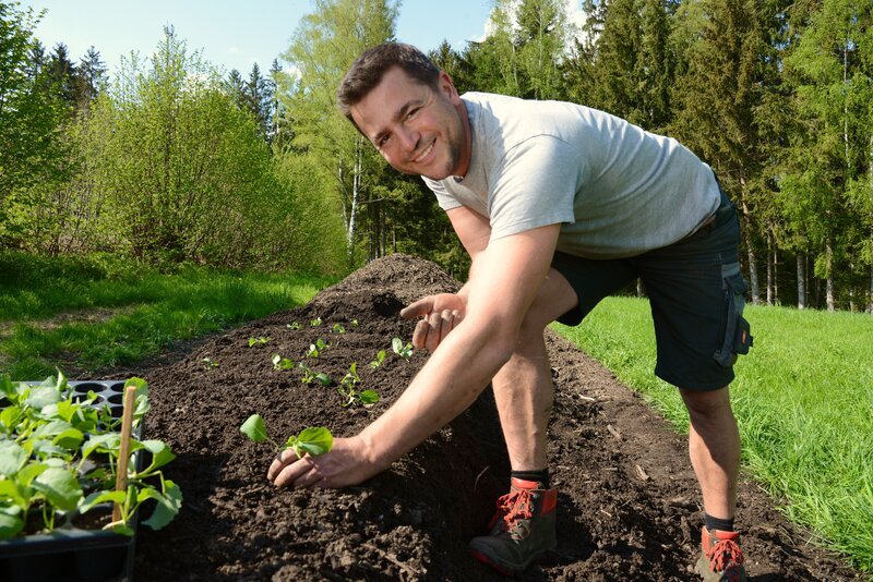 Johannes Mittermair, Kompostierer aus Mühlholz. – Bild: ORF/​Satel Film/​Claus Muhr