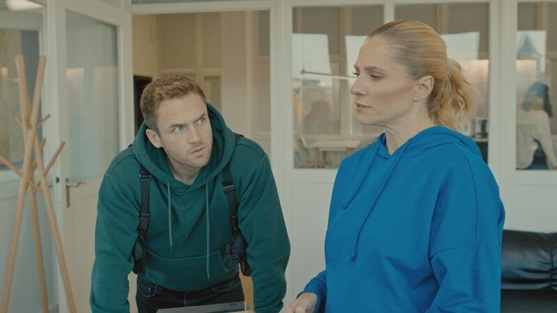Philipp Stehler (l.); Charlotte Fuchs (r.) – Bild: Dieses Bild darf ausschließlich nach Maßgabe der Allgemeinen Geschäftsbedingungen für die Presselounges der Sender der ProSiebenSat.1 Media SE (AGB) genutzt werden. Die in den AGB festgesetzten Rechteeinschränkungen sind unbedingt  …