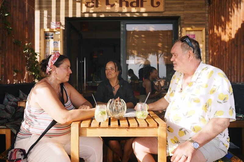 Waldi (r.) und Sonja (l.) im Restaurant von Köchin Xaya (M.). – Bild: Warner Bros. Deutschland /​ ZDF