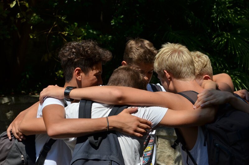 Leroy, Robin, Nils, Ole und Luc (v.l.n.r.) verabschieden sich voneinander. – Bild: ZDF und E+U TV Film- und Fernsehproduktion