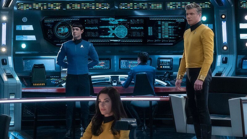 L-R: Spock (Ethan Peck), Number One (Rebecca Romijn), Kapitän Pike (Anson Mount) – Bild: CBS Interactive
