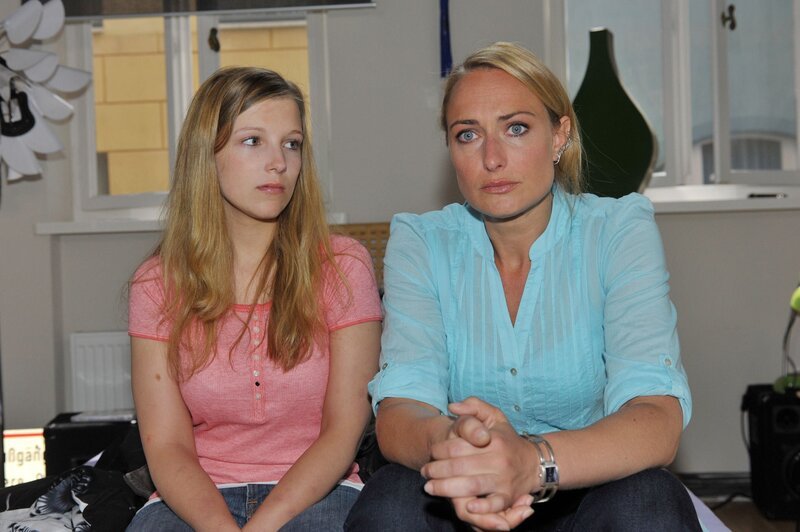 Lilly (Iris Mareike Steen, li.) und Maren (Eva Mona Rodekirchen) hoffen, dass Tanja bald wieder zur Vernunft kommt. – Bild: RTL